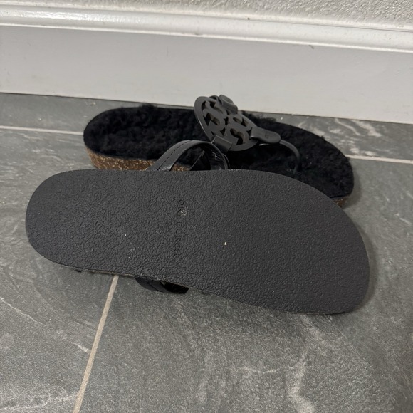 Tory‎ Burch Miller Cloud Shearling Medallion Thong Sandals Size 7 Black Casual - Picture 6 of 6